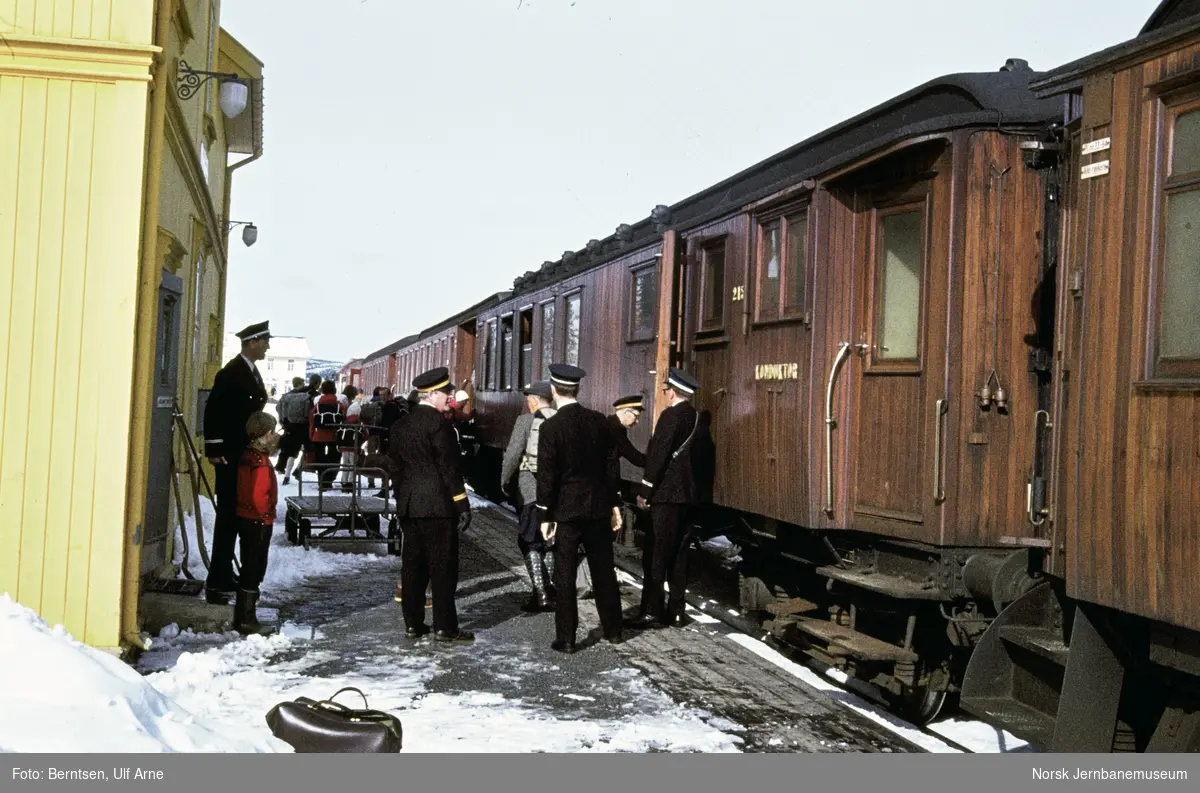 Persontog fra Fagernes til Oslo på Tonsåsen stasjon 2. påskedag 1972