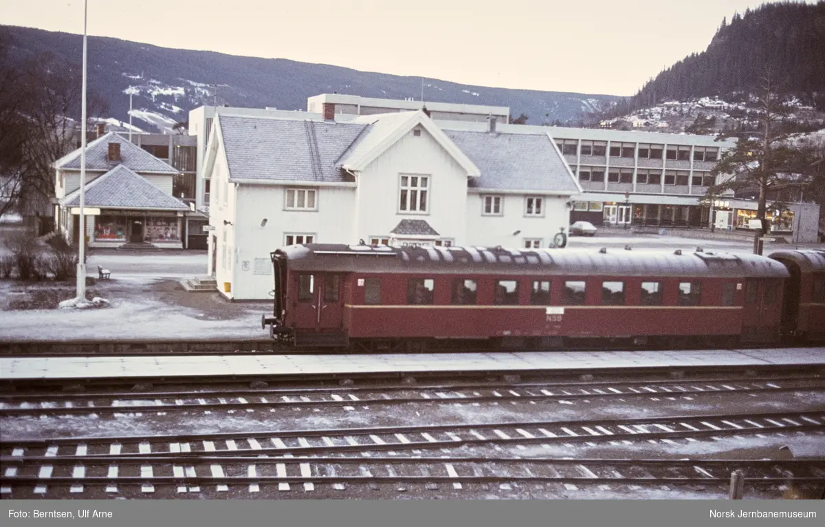 Personvogn litra B1 nr. 19925 i persontog fra Oslo Ø, tog 281, på Fagernes stasjon