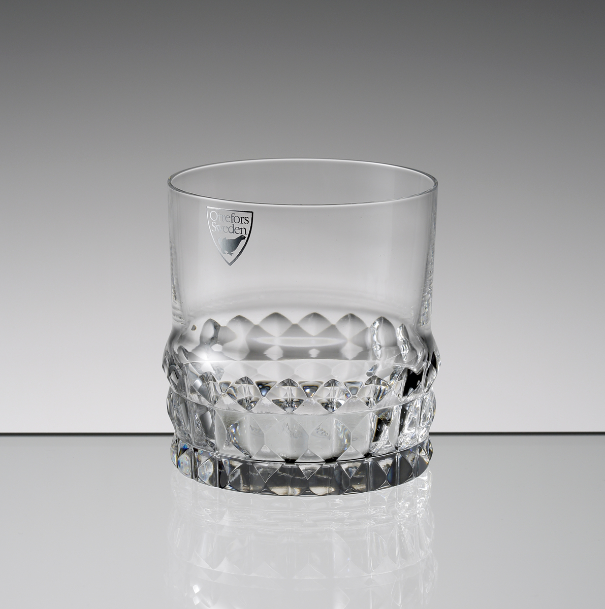 Design: Ingeborg Lundin.
Cocktailglas. Cylindrisk kupa med diamantslipad dekor runt kupans nedre del.