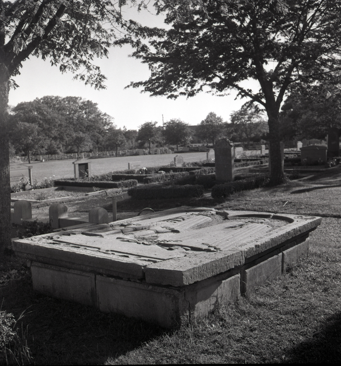 Den äldsta bevarade gravvården på kyrkogården från 1616 över stenhuggaren Marten Vahti och hans maka.