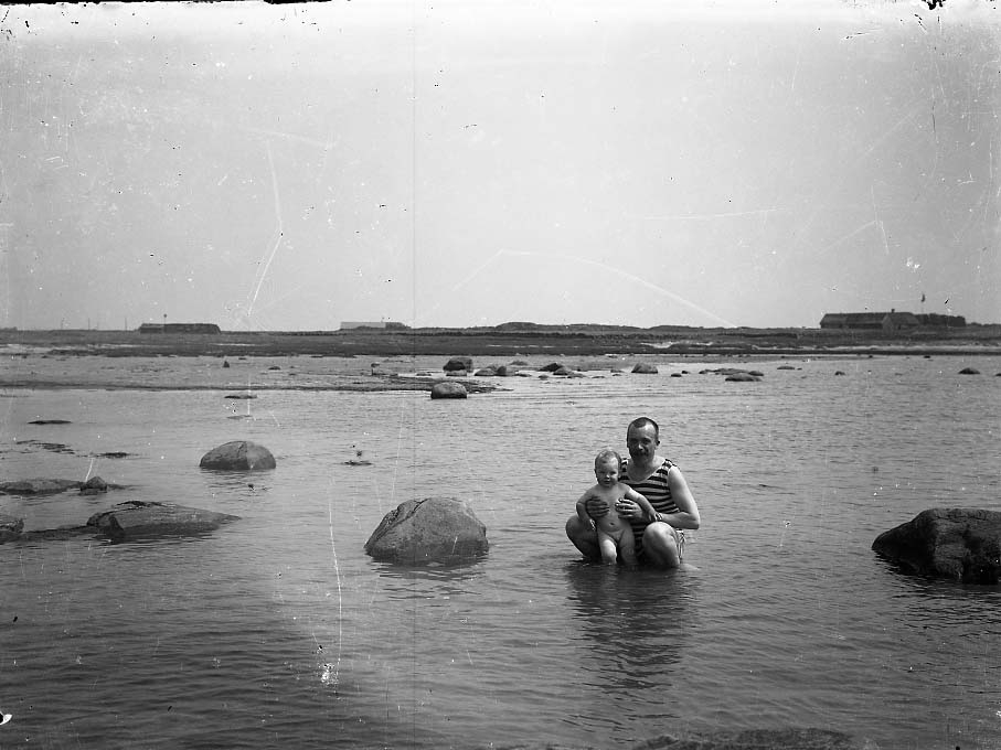 Fotografen Gustaf Björkström badar havsbad med en av sina söner, Åke eller Bo.