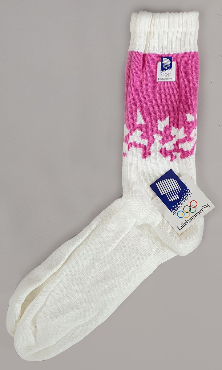 Hvite sokker av bomullsfrotté med krystallmønster i rosa og tekstilmerke med logo for Lillehammer '94 .