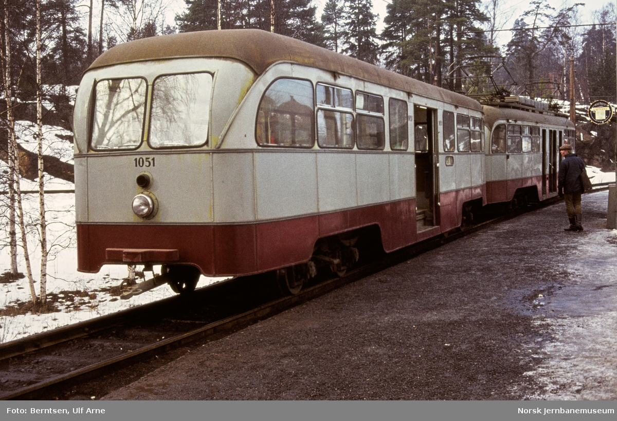 Ekebergbanens motorvogn med tilhenger nr. 1051 i sløyfen på Ljabru