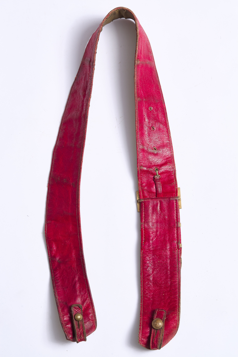 Det er sydd av rødt skinn og er fóret med silke.