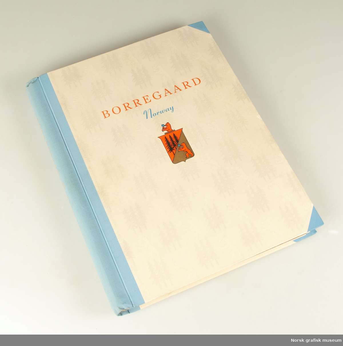Spiralinnbundet bok som beskriver flere av papirkvalitene tilgjenglig hos Borregaard. Boken er rikt dekorert, både på omslag og innvendig, og har tekster på både engelsk og spansk. 

Boken er lagret i en enkel kassett i hvit kartong.