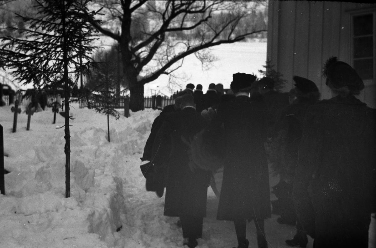 Mange fotografi frå begravelsen etter prost Einar Kjørstad i 1947.