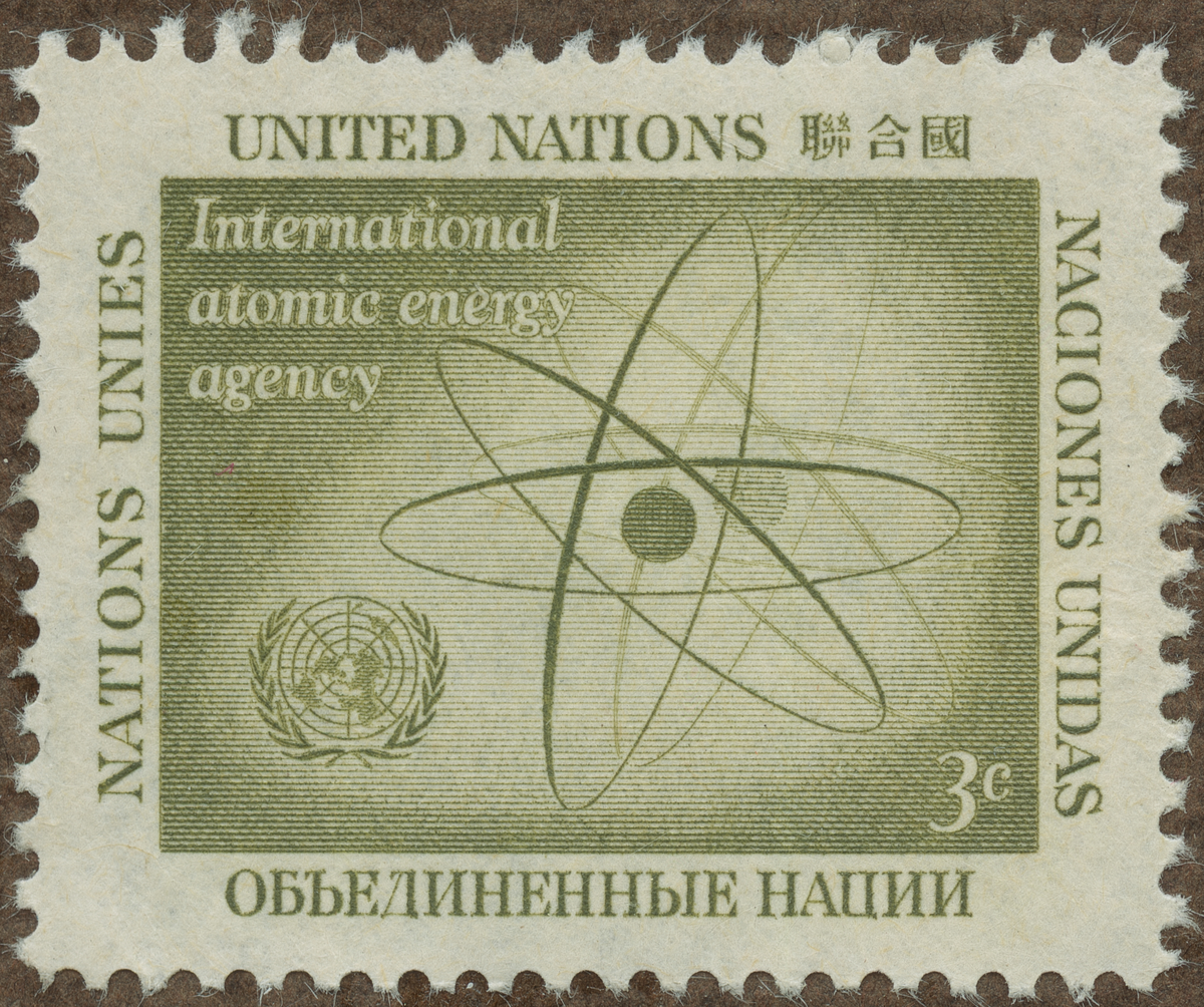 Frimärke ur Gösta Bodmans filatelistiska motivsamling, påbörjad 1950.
Frimärke från Förenade Nationerna 1958. Motiv av Atom modell FN-emblemet som strålkastare på atomen -Minne om "International Atomic Energy Agency"