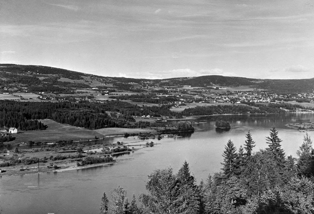 Lillehammer kommune. Flyfoto av en del av Lillehammer, med Hovemoen i venstre del av bildet