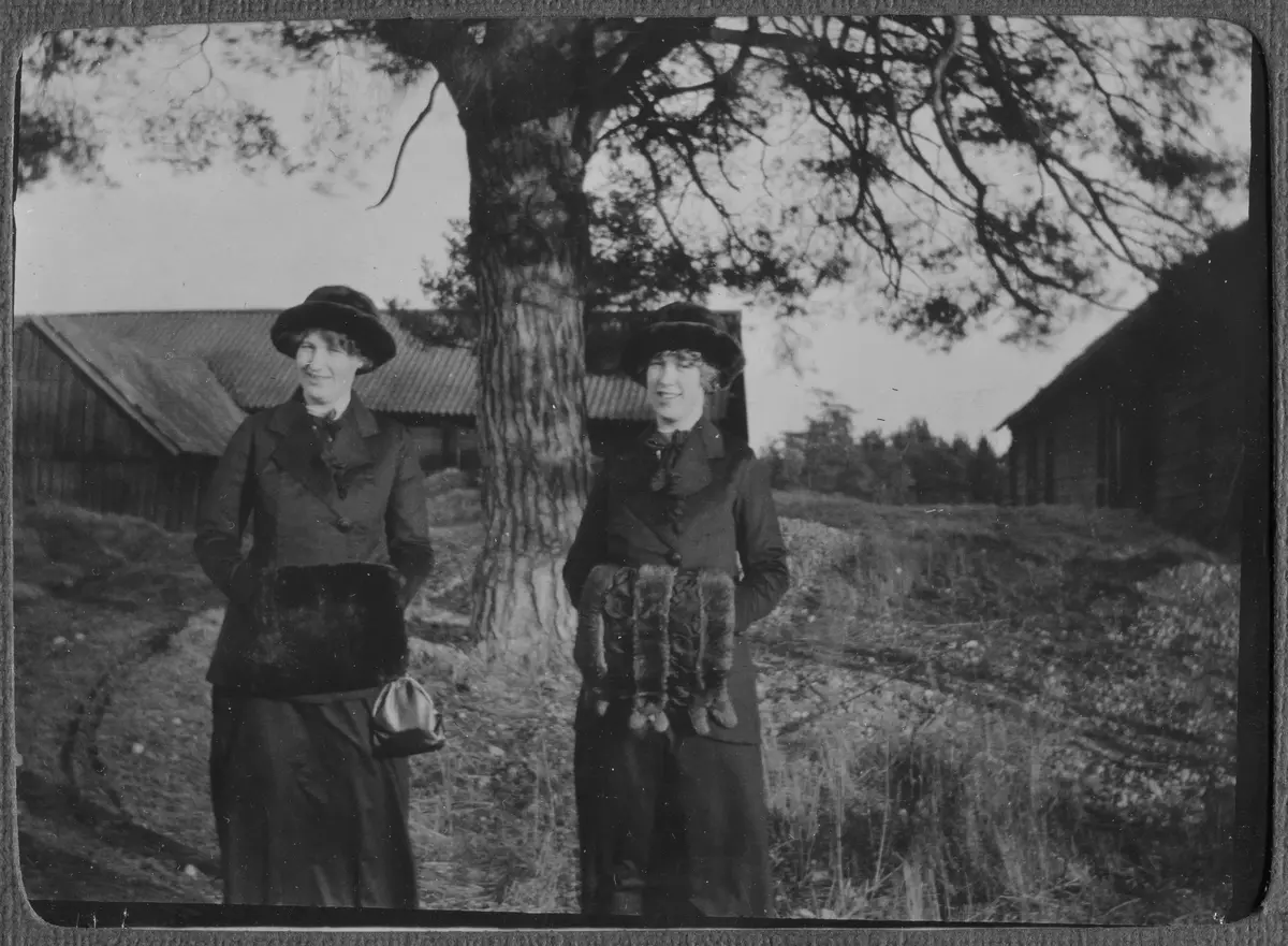 Album från Anders Classons samling
Mörby gård - Olga (till vänster) och Signe - Suptallen - 1914