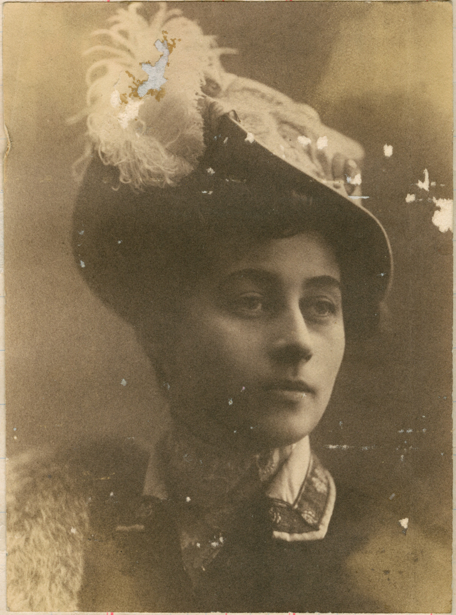 Portrett av Florentine Rostin. Hun er pent kledd med fjær i hatten.