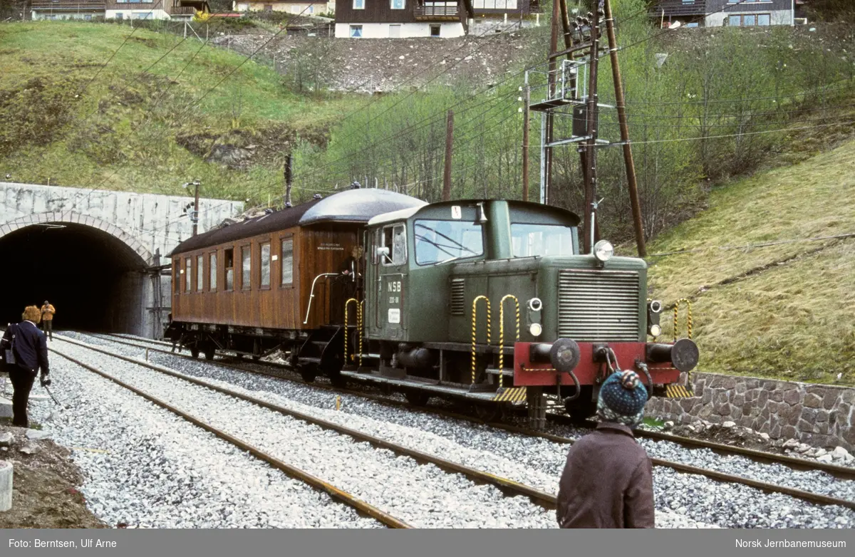 Ekstratog gjennom Liertunnelen for Norsk Jernbaneklubb med skiftetraktor Skd 220 181 og mellomvogn litra Bo4c nr. 18835