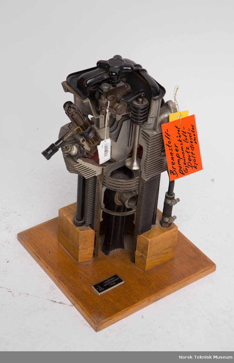 Gjennomskåret sylinder og topp fra en Deutz luftkjølt dieselmotor.