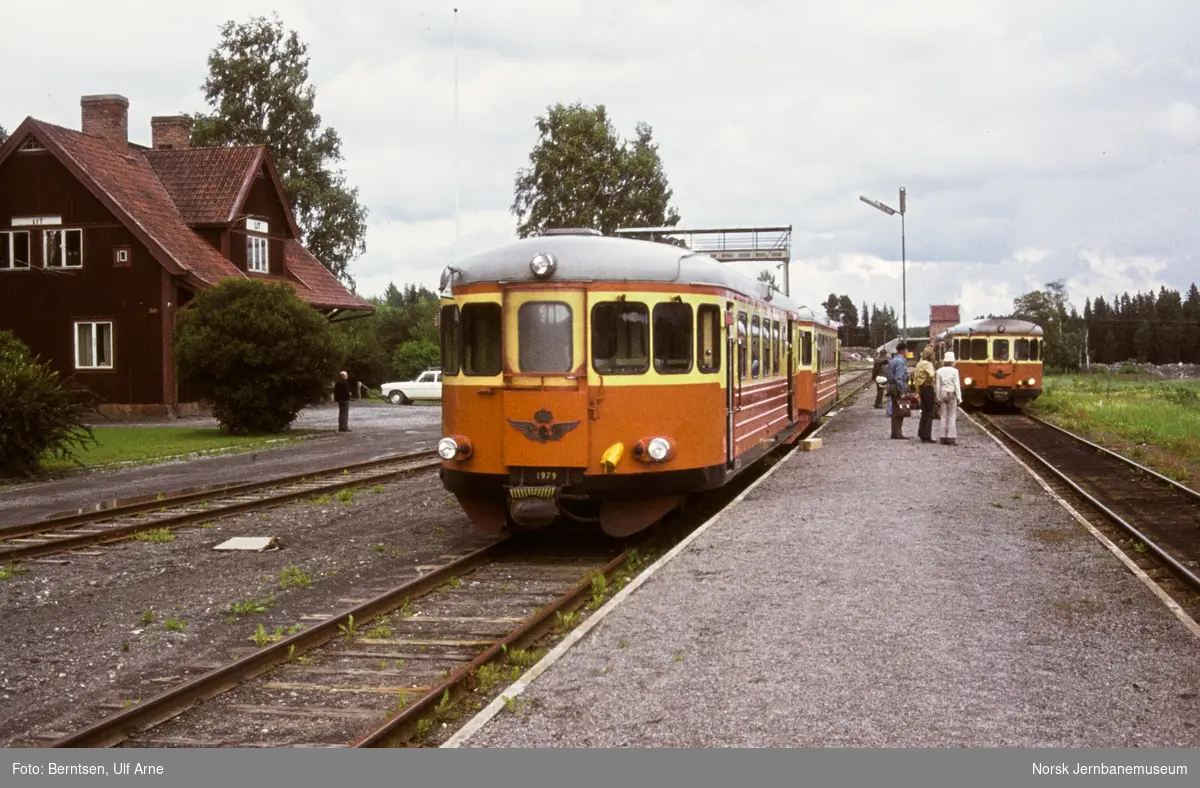 SJ dieselmotorvogn litra Y7 nr. 1979 med persontog fra Östersund på Lit stasjon
