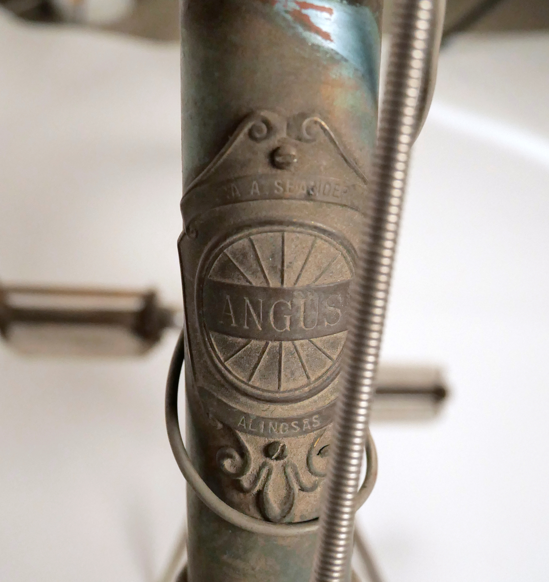 Herrcykel av märket Angus Alingsås. Cykeln har succesivt blivit moderniserad av sin ägare genom åren.