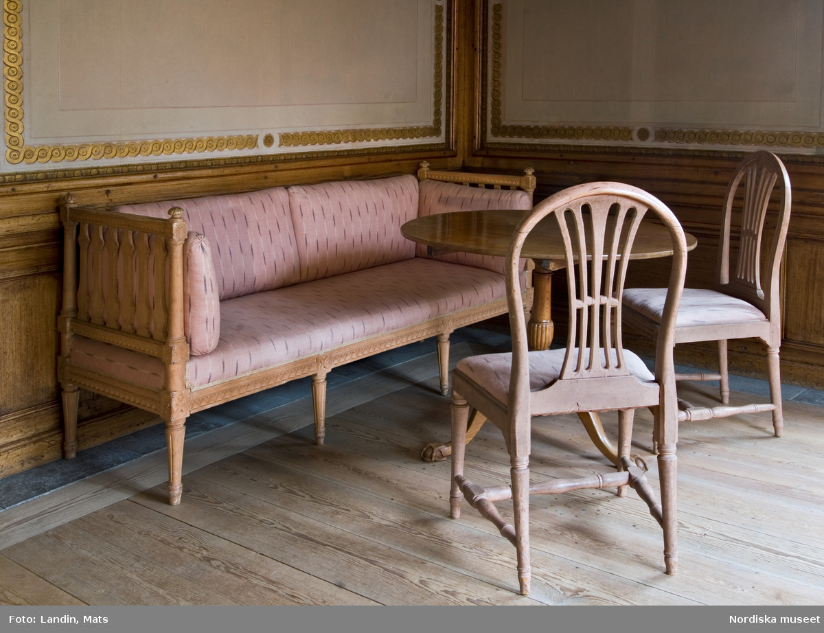 Interiör från kafferummet i Tottieska malmgården på Skansen. Här ses gustavianska möbler, soffa och stolar, samt Stolmakarämbetets sigill som återfinns på stolarna.