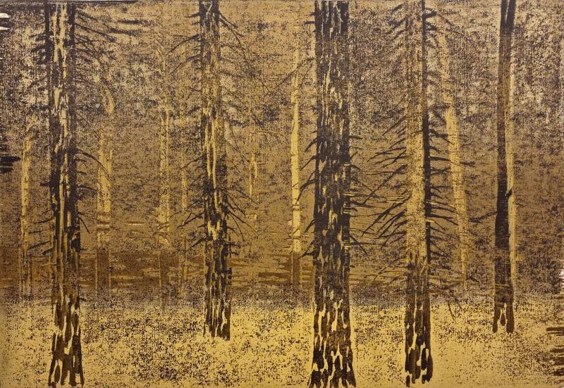 "Hedre skogen" av Jane Hupe. Maleri av trestammer i skog. Motivet er i brun- og gultoner.