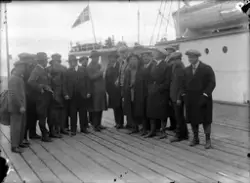 Roald Amundsen og Ellsworth og flere på kaia foran hurtigrut