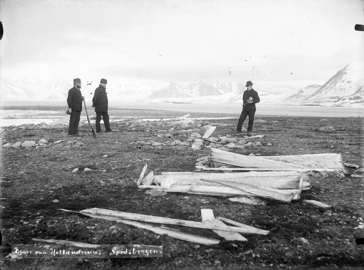 Gamle hvalfangergraver på Hollendarneset på Smeerenbergsletta