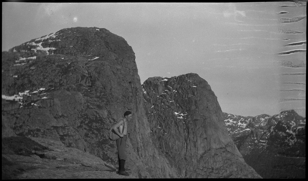 Per Årseth, Lindtner og Finn Johannessen på tur i fjellene innenfor Jørpeland og Tau en varm maihelg. Det er bilder fra snøbading og toppturer.