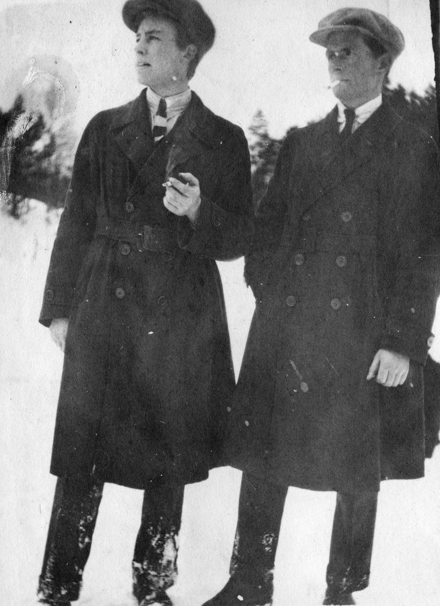 Flygeren løytnant Niels Hellesen og flymekanikeren Alfred Sunde.