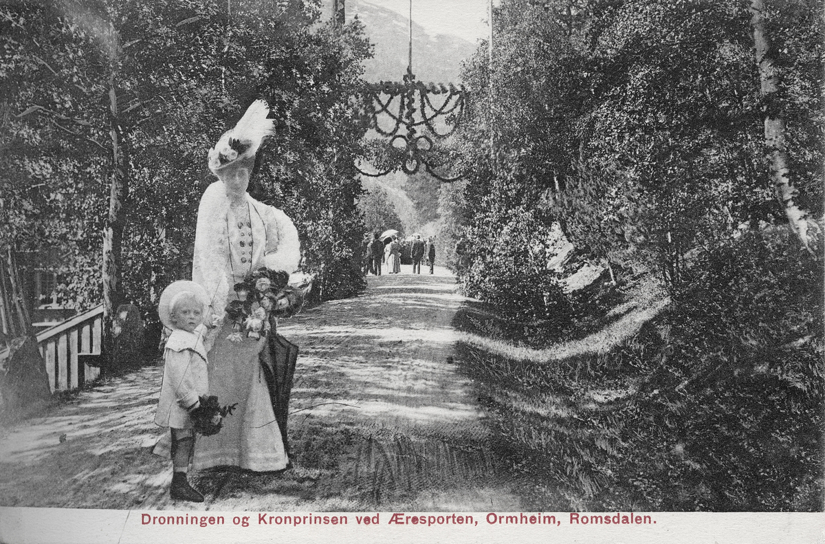 Postkort: Dronningen og kronprinsen ved Ormheim i Romsdalen
