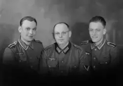 Gruppeportrett av tyske soldater. Bestillers navn: Odner. 6 