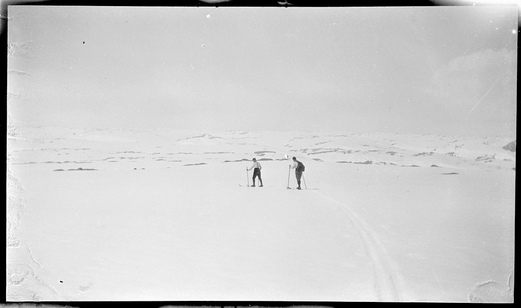 En gjeng unge menn på fjelltur i Dyraheio og rundt Blåsjø i Suldal, pinsen 1927. Det er mye snø på fjellet. Det er bilder fra nakenbading i snøen, henting av vann fra snødekt elv, opplevelser fra skiturer og hytter på fjellet.