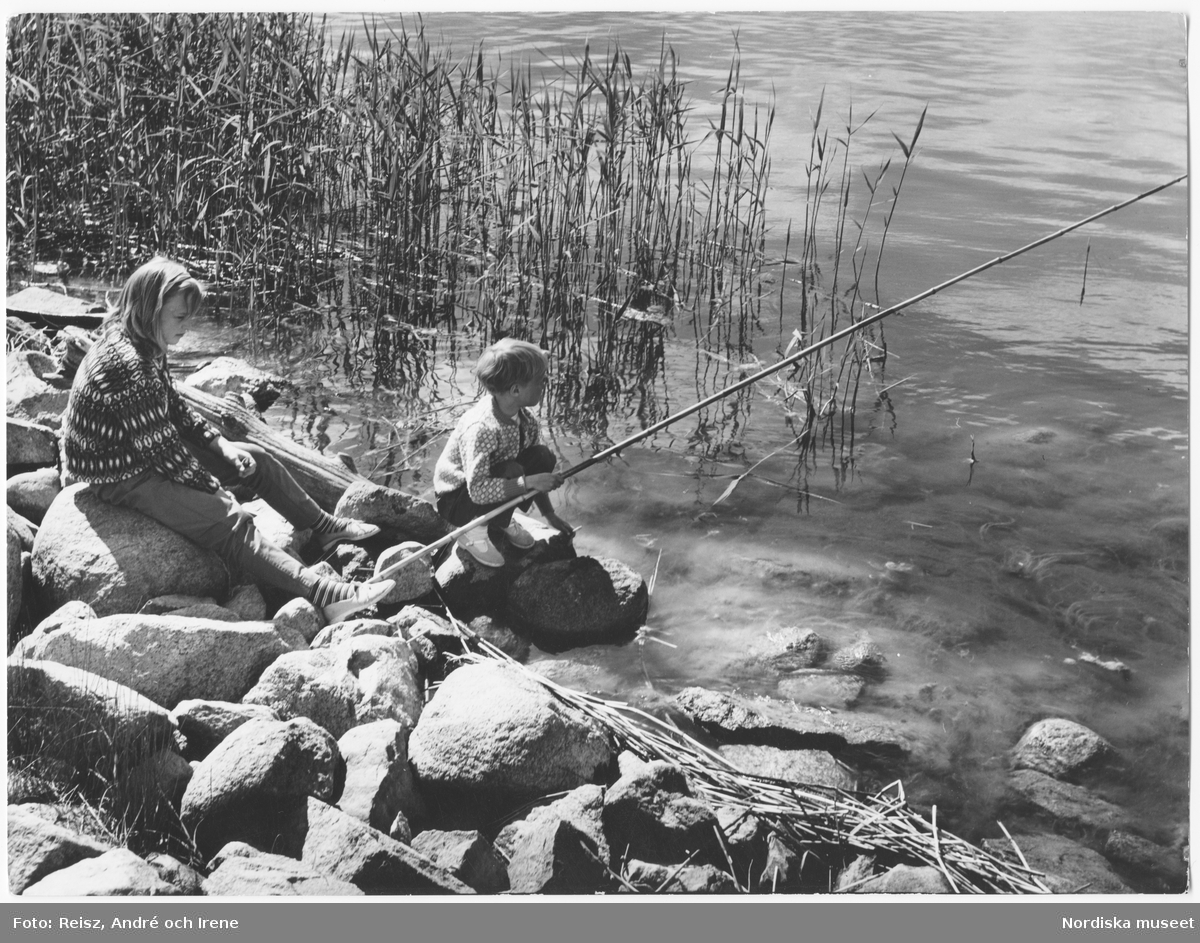 En flicka och ett mindre barn fiskar i Vaxholms  skärgården.