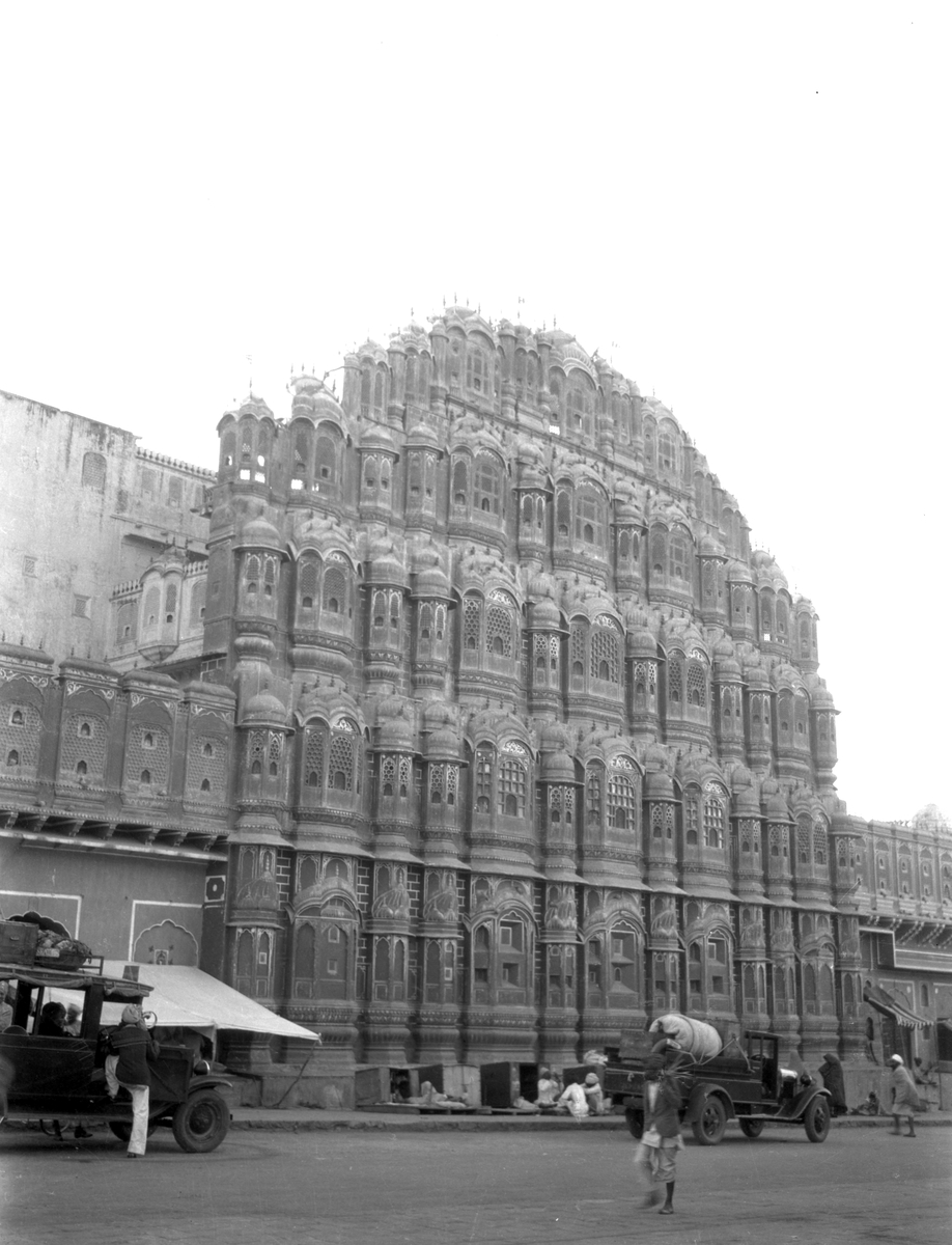Husfasade i Jaipur. Her satt Maharajaens koner bak vinduene å så på bylivet. Fotografier tatt i forbindelse med Elisabeth Meyers reise til India 1932-33.