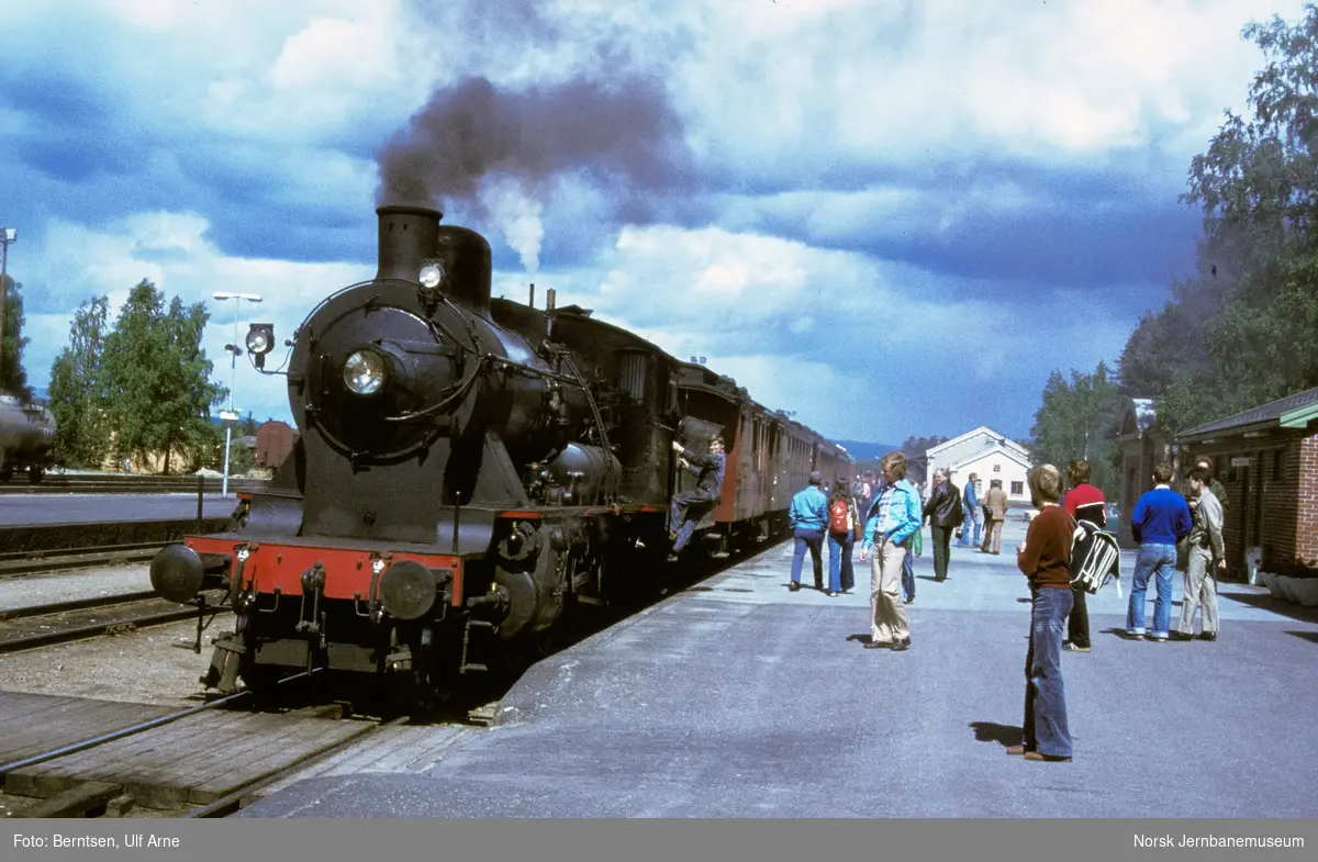 Damplokomotiv 24b nr. 236 med veterantog på Elverum stasjon