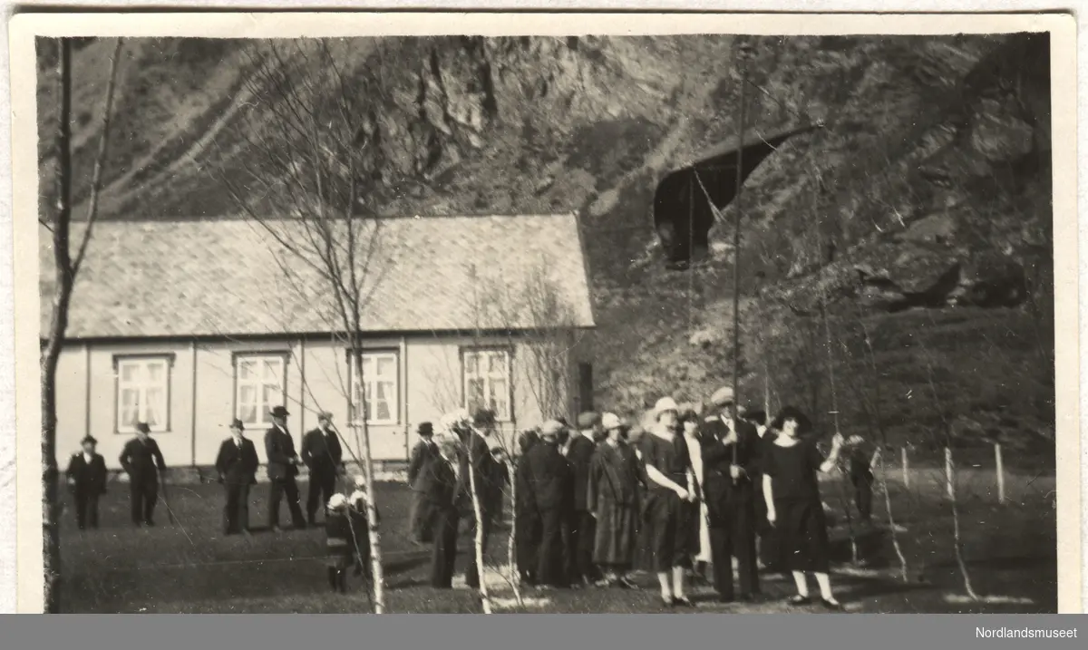 Kvinner og menn samlet til å gå i tog fra Steigarheimen