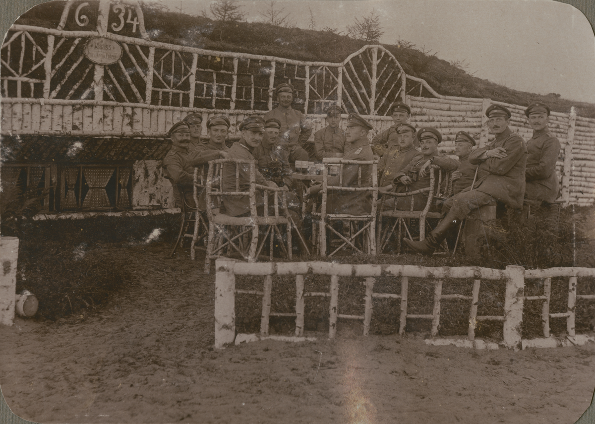 Text i fotoalbum: "Sommaren 1916. Ryssarna skjuta ej, man roar sig"