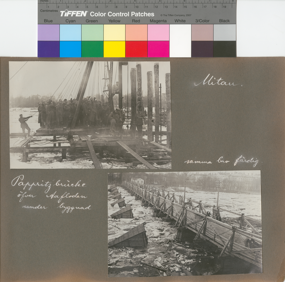 Text i fotoalbum: "Mitau. Pappritzbrücke öfver Aafloden (idag Lielupe)  färdig"
