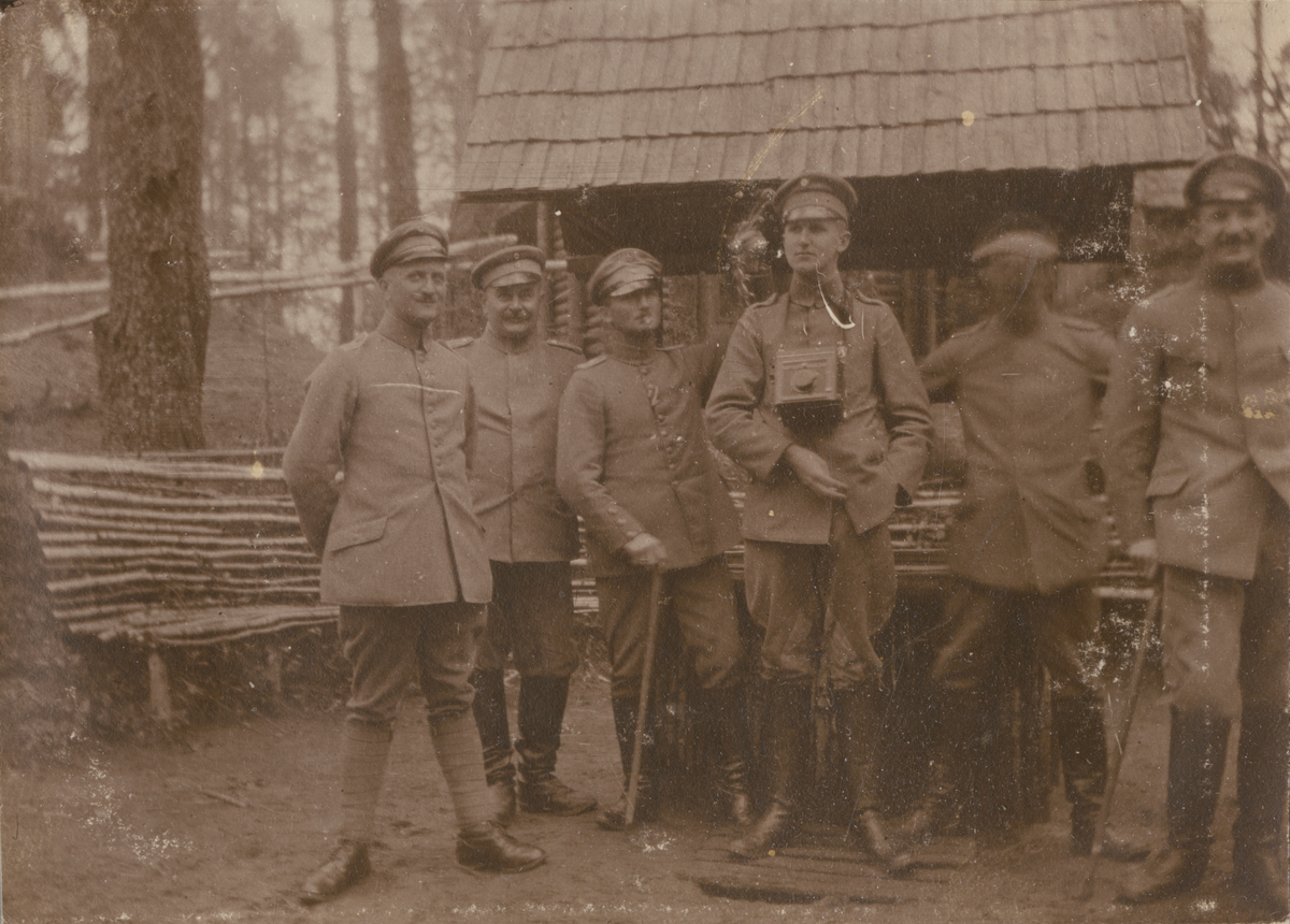 Text i fotoalbum: "Maj 1917. Belöningen för alla goda råd vid kamerans invigning."