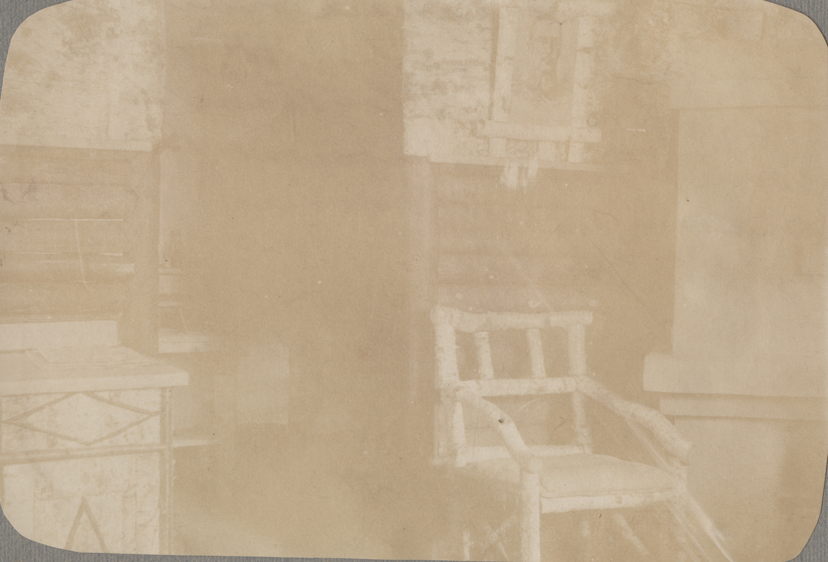 Text i fotoalbum: "Juli 1917. Min Unterstand i Zornwaldställningen. Haus Anne-Marie inifrån. Obs. möblemangen tillverkad af kompaniets snickare."