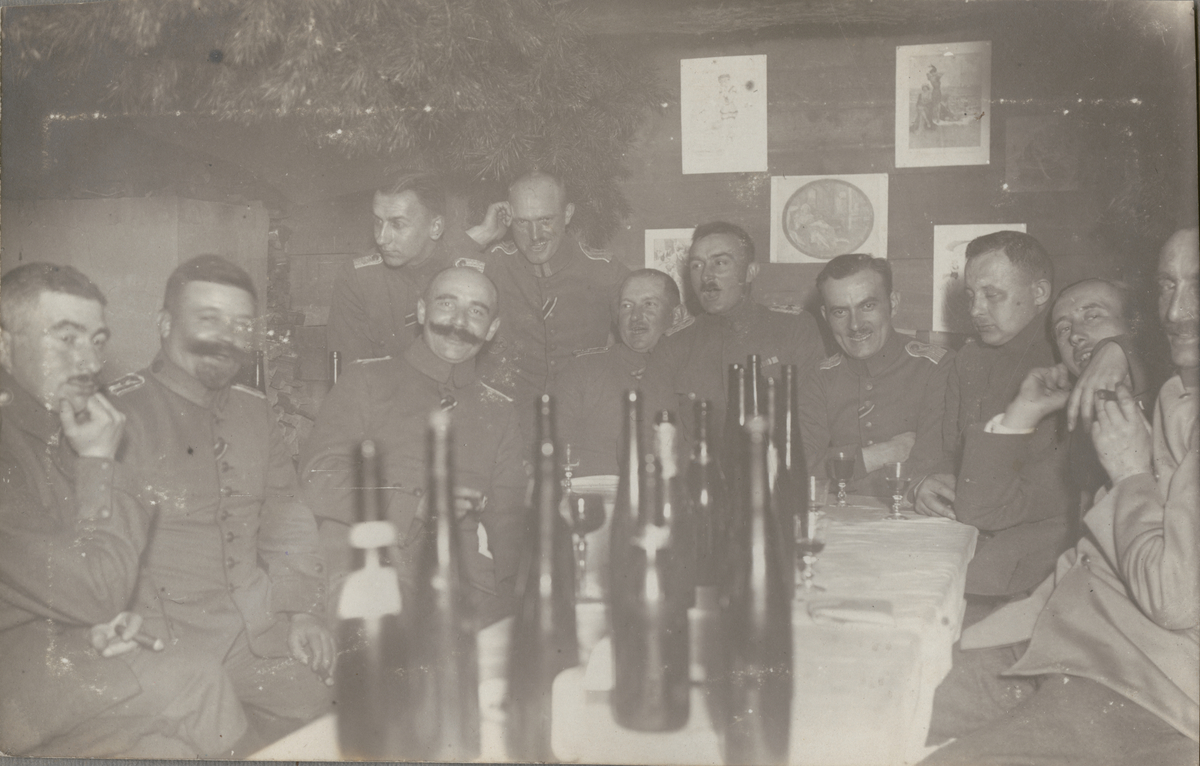 Text i fotoalbum: "Januari 1918. 27.1.18 Kajsarens födelsedag firas i Brigadenwald."