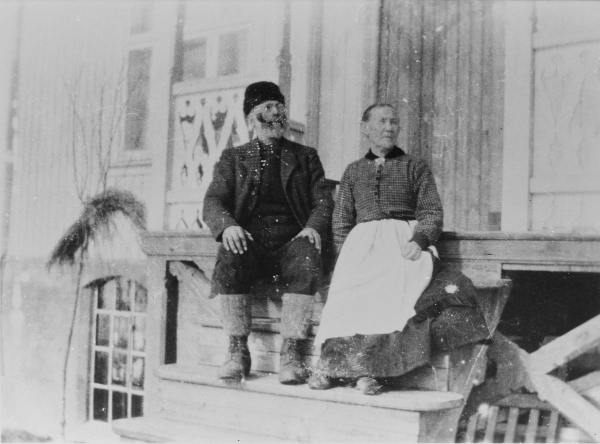 Nils Petter Skatvedt med hustru Marte (f. Reistad), på trammen på Hunstad. Trolig rundt 1910.