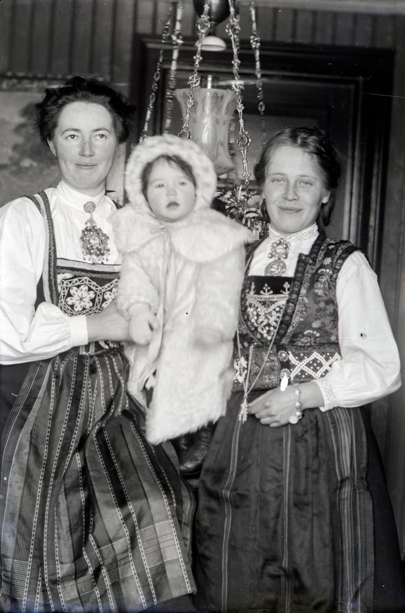 Stange, Gimle, fra venstre Antonie Børdahl (1877-1959) født Nielsen, barn datter: Gerd Jensine Dorthea (1923-1980) og til høyre datter Bjarnhild Børdahl (1907-2002),  bunad - folkedraktplagg fra Os i Hordaland,