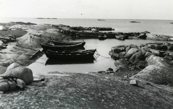 Båtar i gammal båthamn väster om Bua 1937. Ön till vänster är Norra Härta.