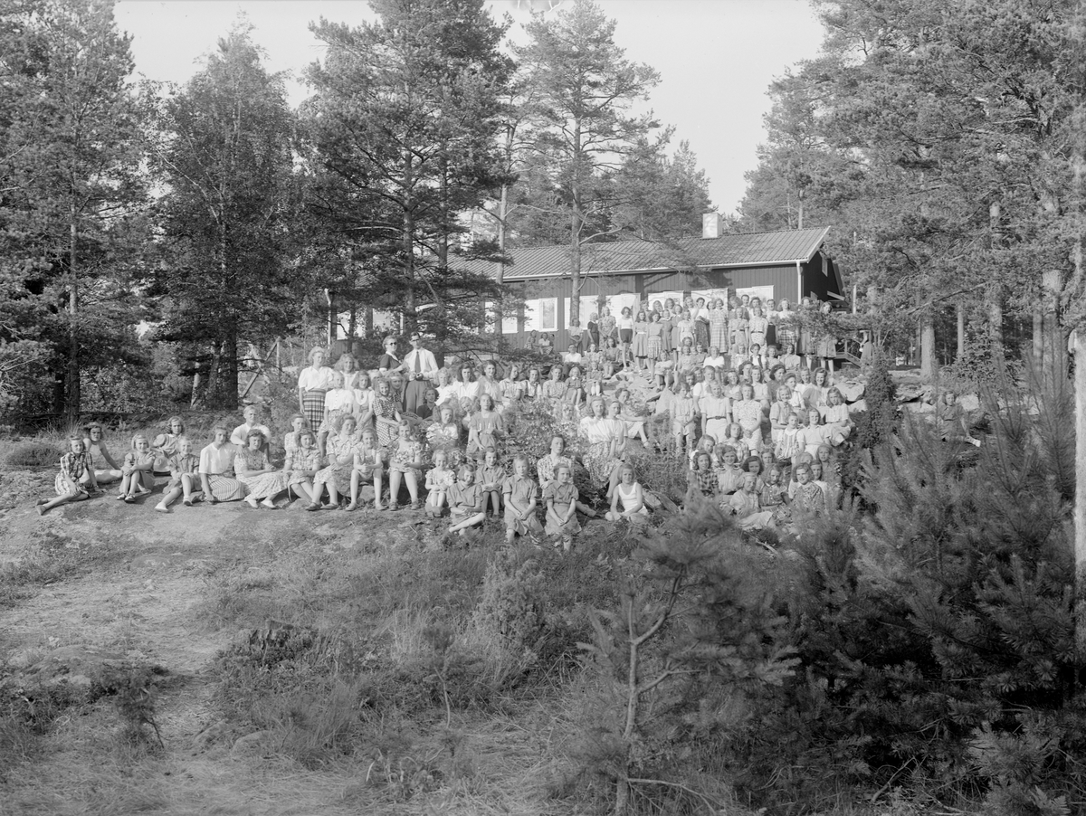 Lägerdeltagarna vid Vårdnäs stiftsgård samlade för fotografering.