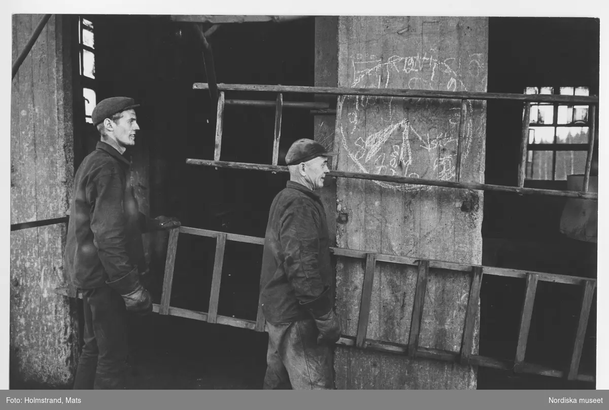Svartå hytta. Arbetstagare i norra Europas sista träkolshytta den sista arbetsdagen, nedblåsningen, 28 oktober 1966. Svartå hyttan. Järnbruk.
