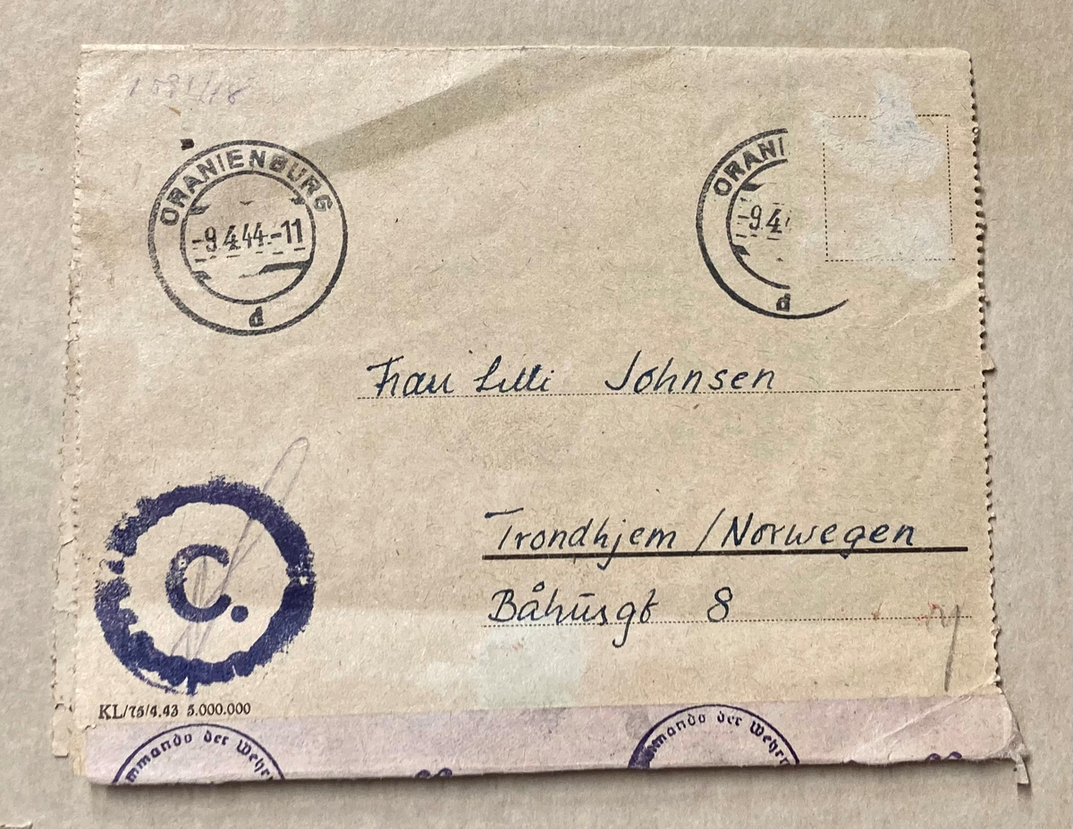 To brev og lokket av en postpakke.
