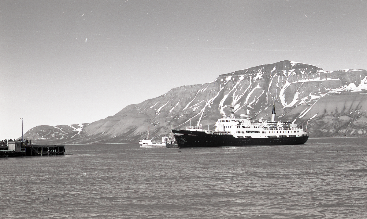 Hurtigrute-skipet Nord-Norge ankommer Longyearbyen. 