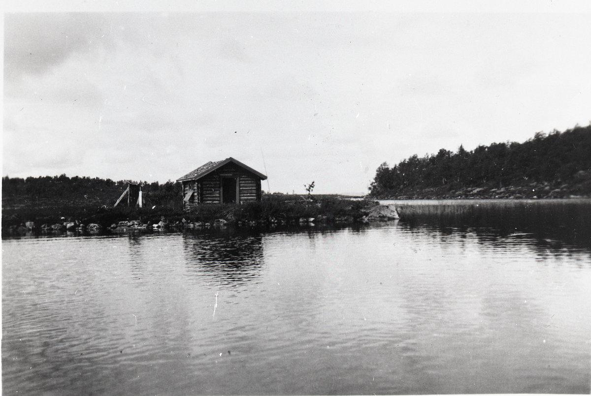 Fiskebu ved Øyvatn, ble brukt  under krigen av heimestyrkene som skjulested for telegrafister. De ble skutt av tyskerne.
