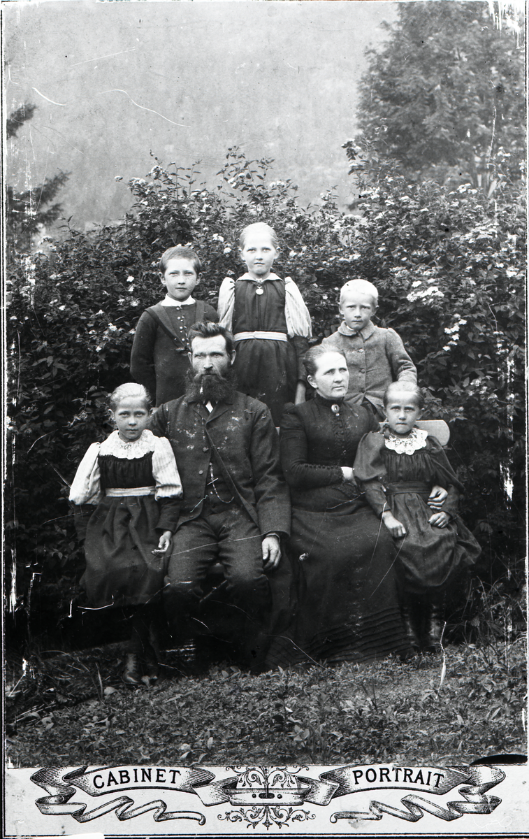 Familiegruppe. Ole A. Aasen med familien sin. Han var lærrer i Egge, Lier.Foran:  F.v. Gudrun, Ole, Kristine og Dagny.
Bak: Arne,Aslaug og Ivar.
