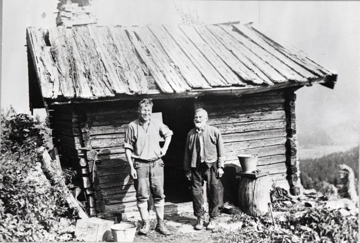 Eldhus
Det gamle eldhuset i Høllo. F.v Svein Halgrimsen Høllo 1893 -1977 og faren, Halgrim Sveinsson Høllo, 1853 - 1939.
