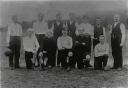 Nesbyen fotballag i 1912
Foran fr v. Tollef Grimsgård, ukjen