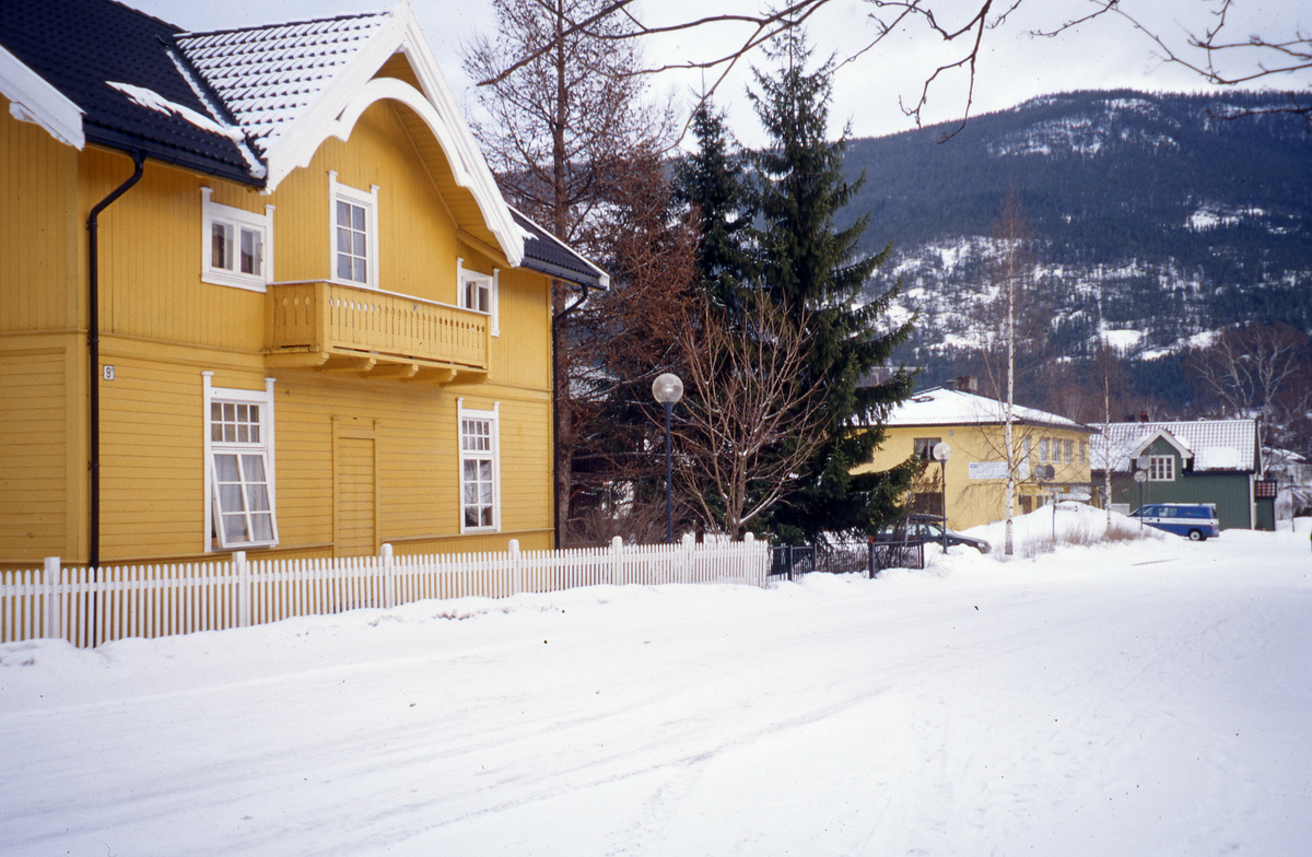 Stasjonsgata på Nesbyen vinteren 2002. F.v. huset til Lauritz Solheim, Bjørgo og gamle postkontoret.l
