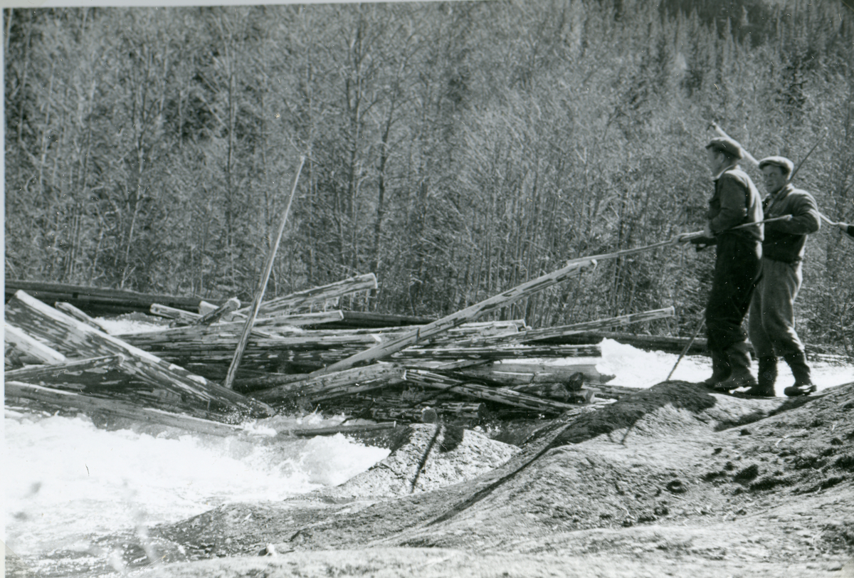 Tømmerfløting
Bildet viser brøtningskarene i rensken i Rukkedøla.
T.v. Dan Johansen og til høyre Lars Brusletten. 
Brøtningen i Rukkedøla var en typisk tverrelvfløting, dvs.fløting som ble gjort av tømmer fra sidedalene til hovedvassdraget - Hallingdalselven. 
Brøtningen i rukkedøla ble lagt ned i 1966, da Oslo Lysverker var fedrig med å bygge Grasdokkdammen - en støttedam til kraftutbyggingen i dalen.

