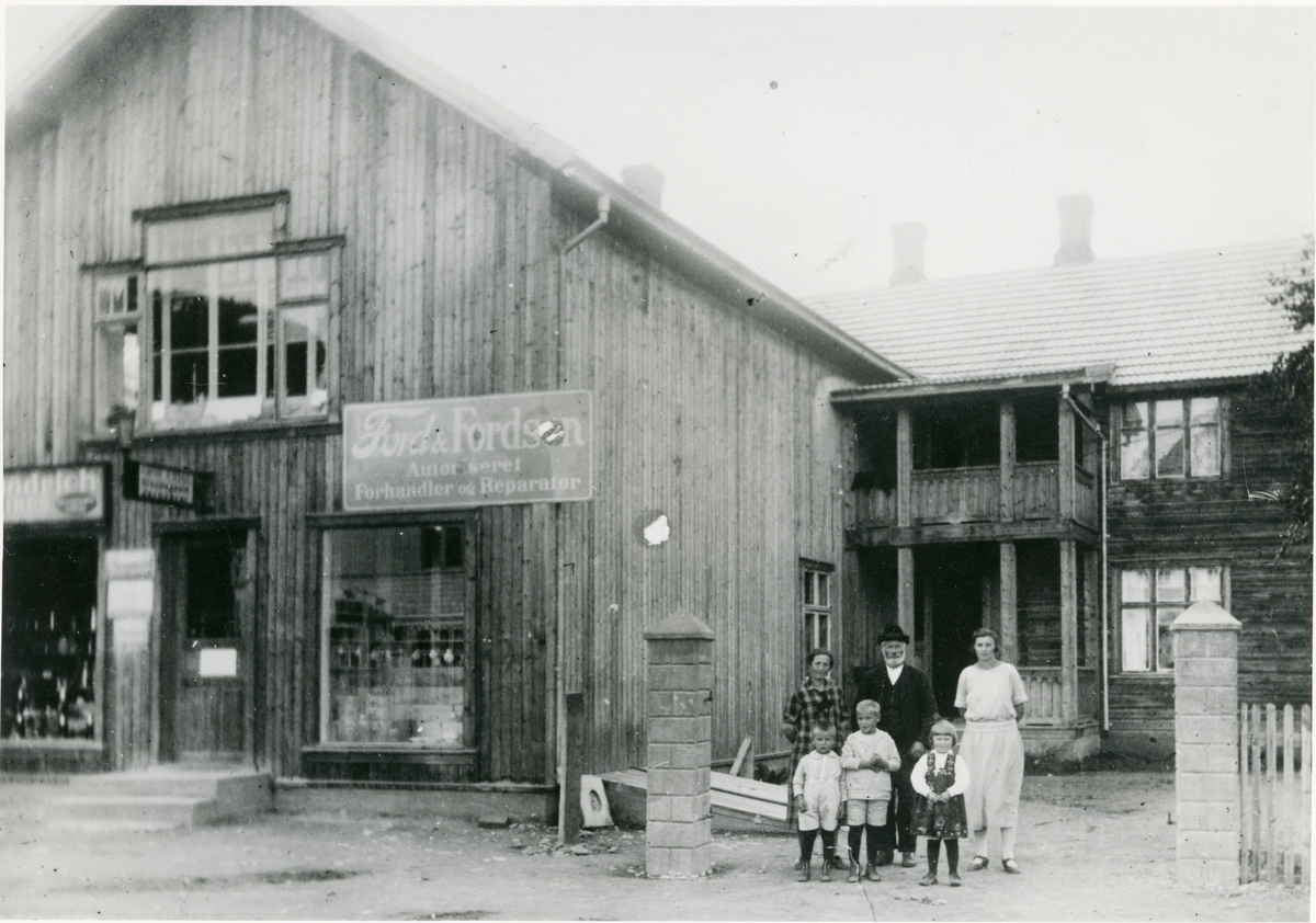 Forretningsbygget Iverstuen. Her bodde bodde Karen og Johan Nässelquist ( senere Nesbyen Auto) da de kom til Nesbyen i 1925
